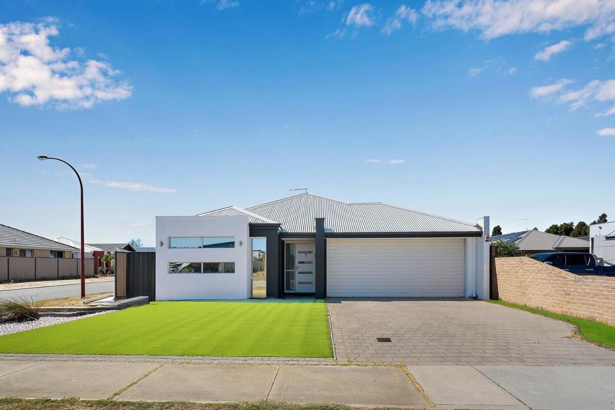 Spacious 4 Bedroom House In Southern River * Perth