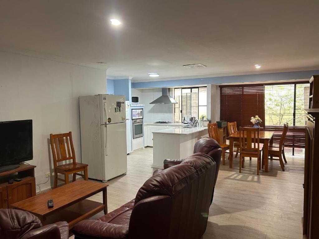 Lovely Double Share Bathroom And Kitchen Perth
