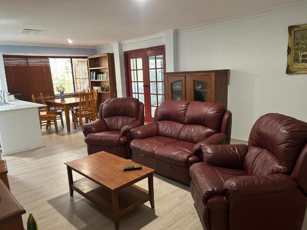 Lovely Double Share Bathroom And Kitchen Homestay *