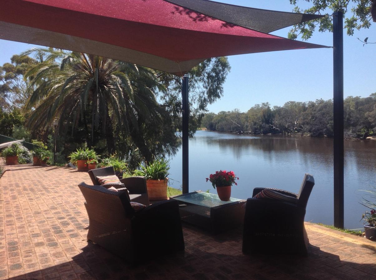 Riverfront71 Bed & Breakfast