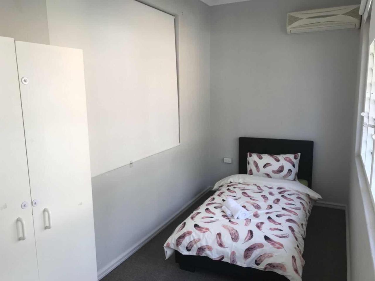 Maddington House Unit A Holiday home