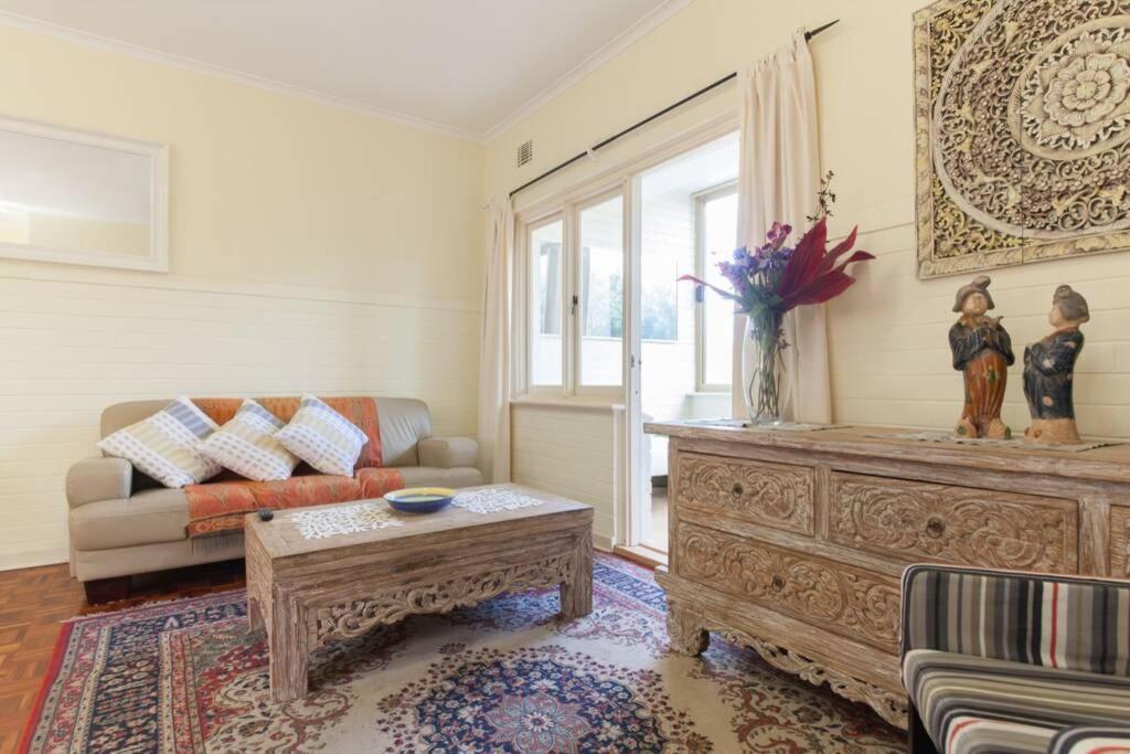 B5 Crawley 1 Brm & Sleepout Near Uwa * Perth