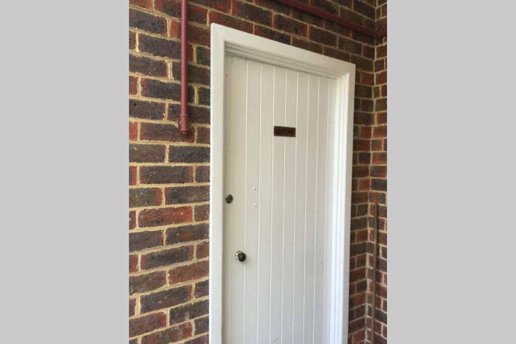 B5 Crawley 1 Brm & Sleepout Near Uwa Apartment *