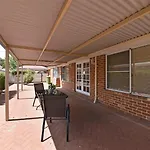 Redcliff Home Close To City & Airport