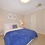 Redcliff Home Close To City & Airport