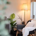 B1 Airport Haven - Free Parking & Modern Serenity