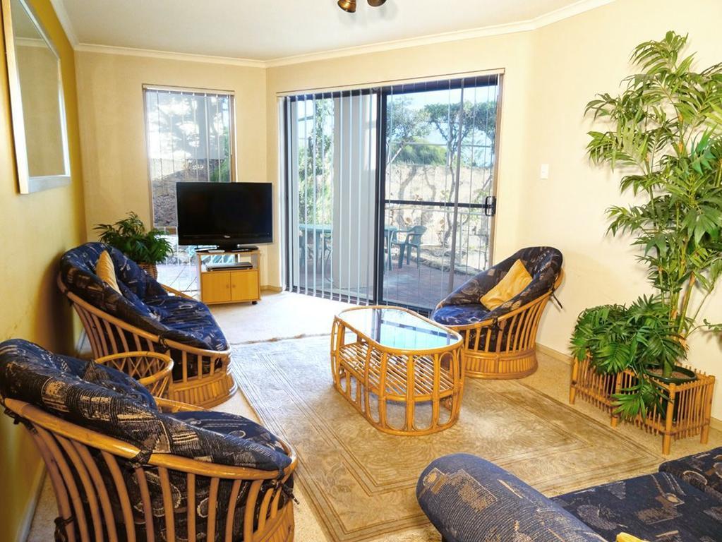 Scarborough & Absolutely Beachfront Apartment *