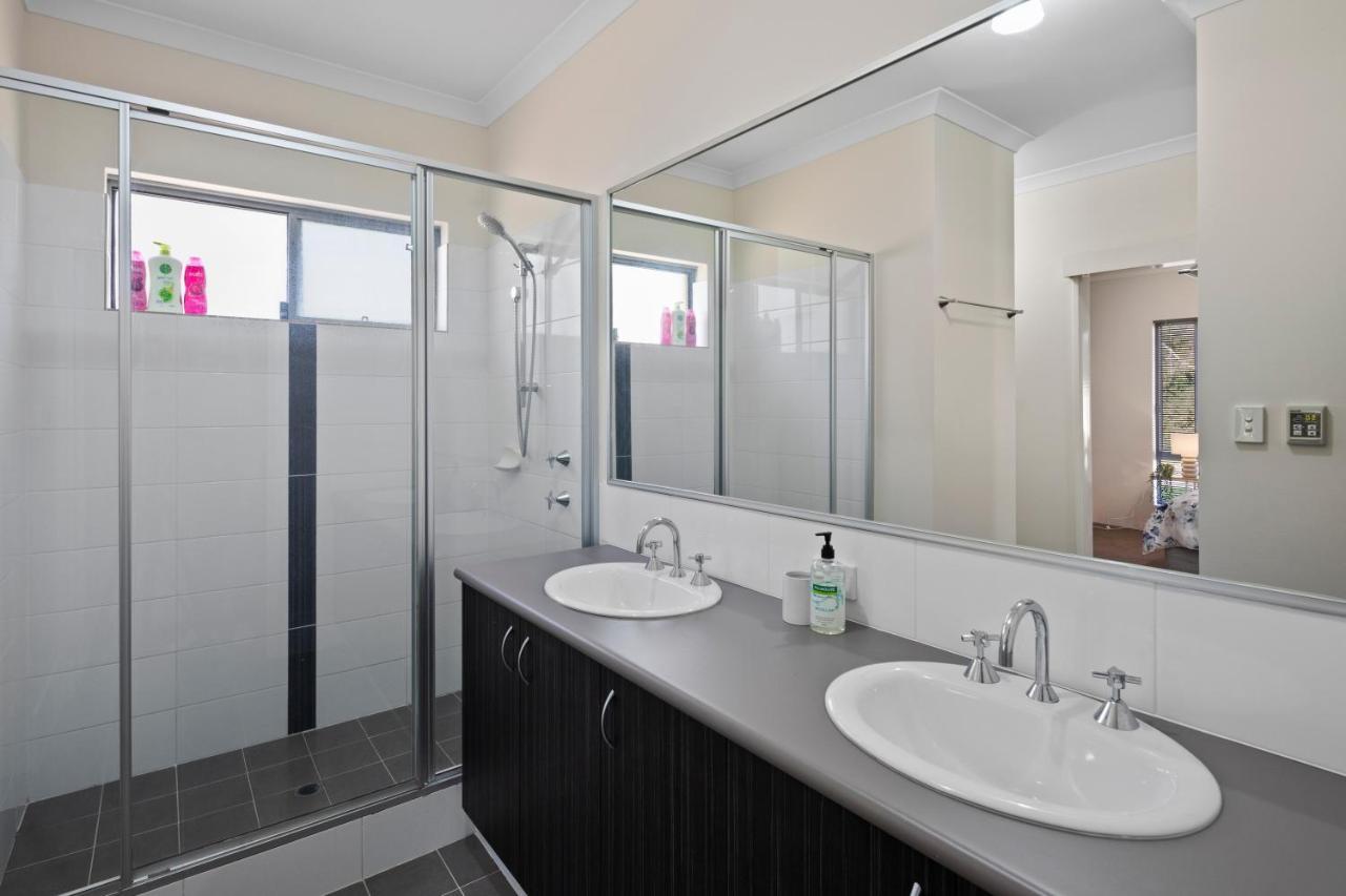 4 Comfy Spacious Family Holiday home Perth