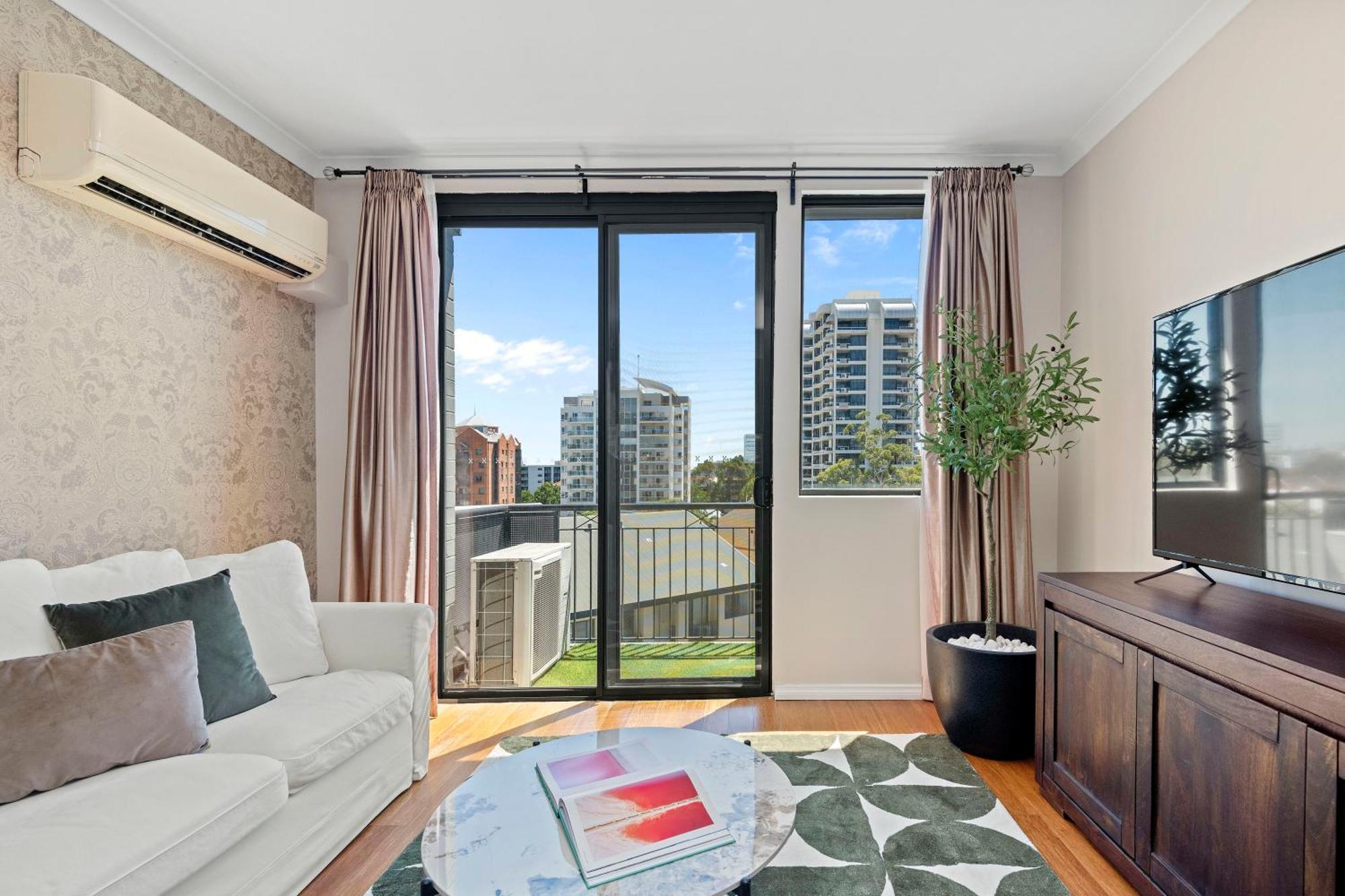 3br East Penthouse Views & Style Apartment Perth