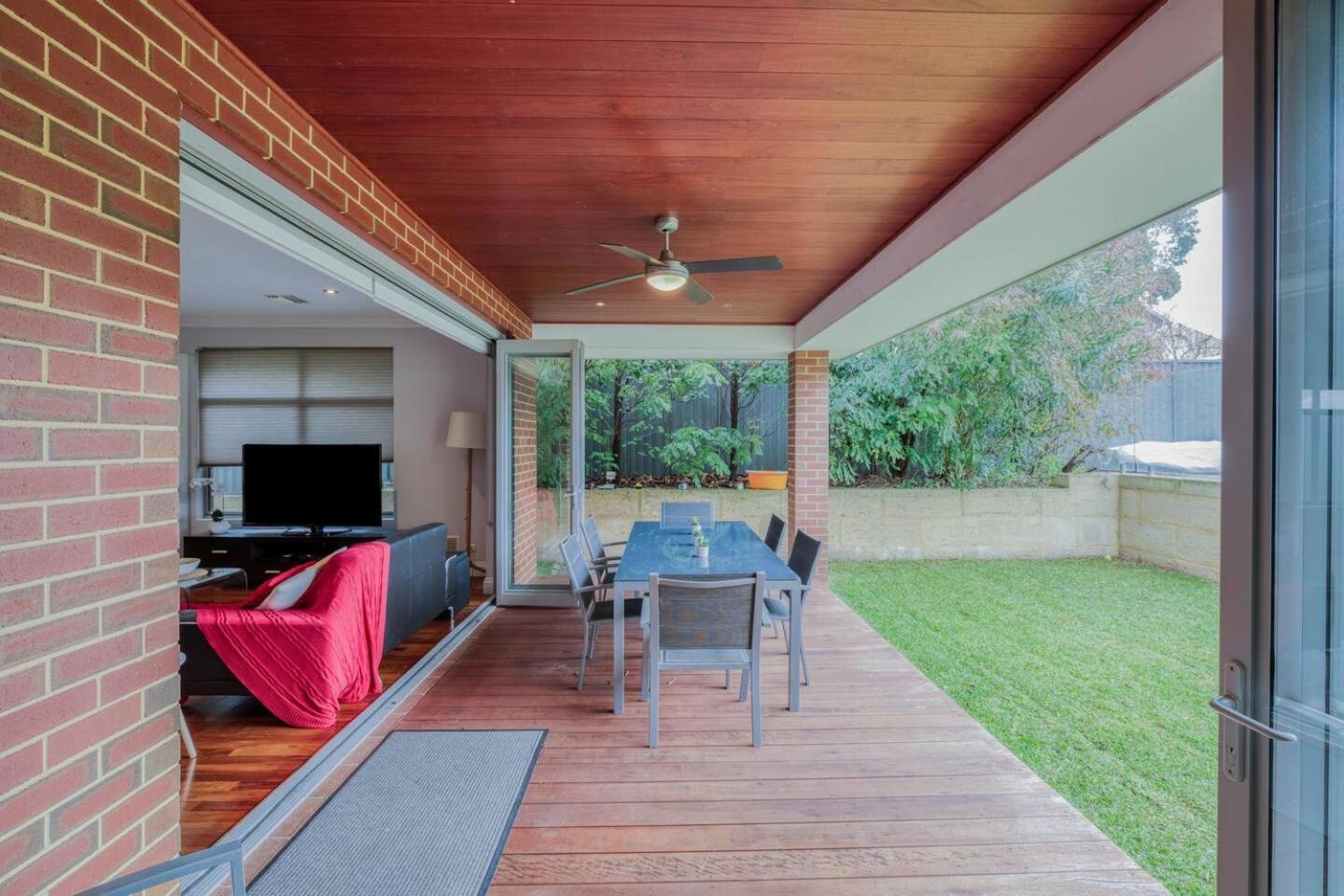 Rivervale Retreat - Spacious Family Living Holiday home Perth