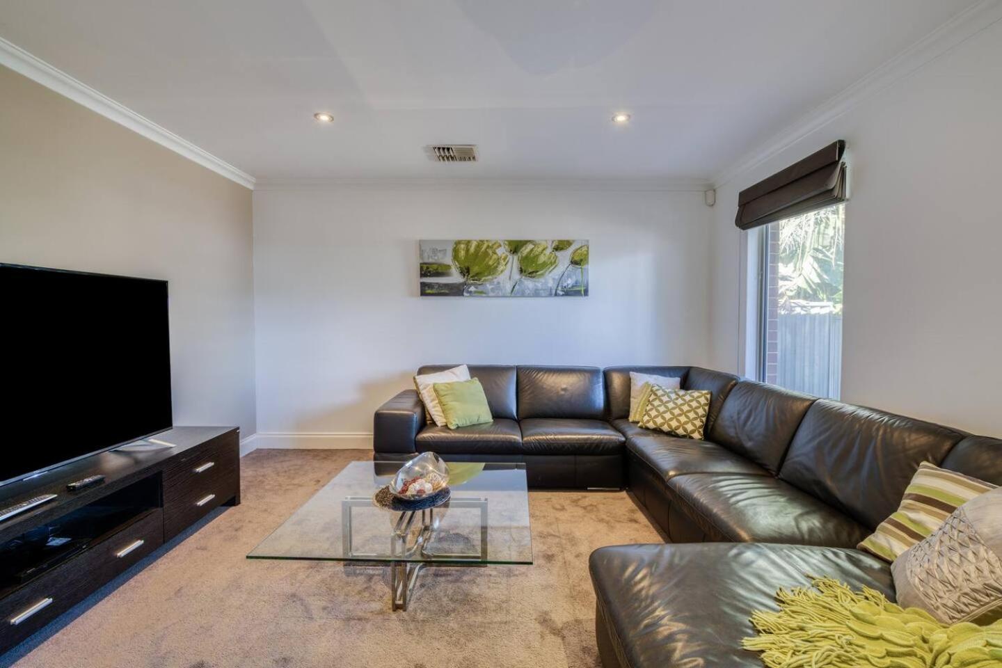 Rivervale Retreat - Spacious Family Living Perth