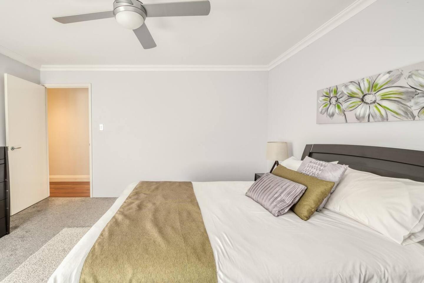 Rivervale Retreat - Spacious Family Living Holiday home Perth