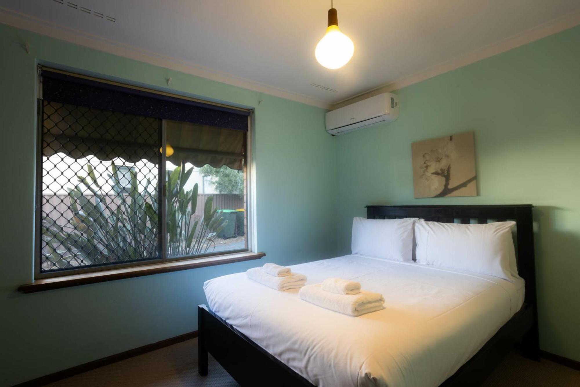 Well Equipped 3br With Backyard And Patio Apartment Perth