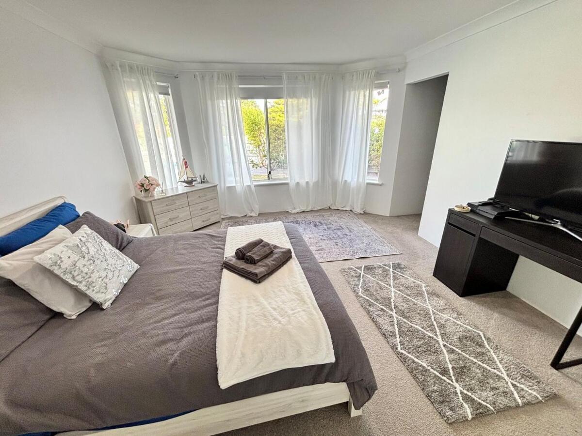 Holiday home Oceanside Mansion With Luxury Pool Perth