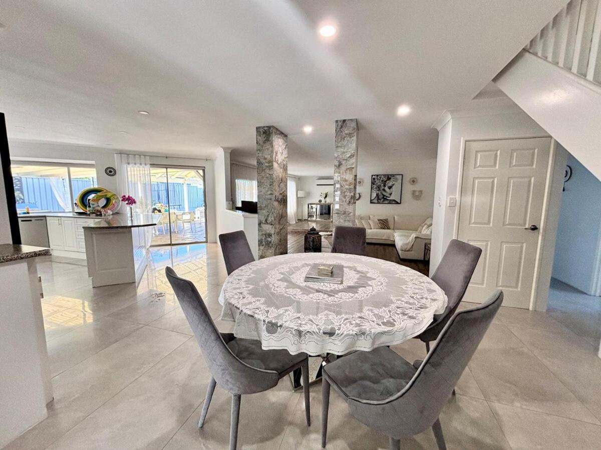 Oceanside Mansion With Luxury Pool Holiday home