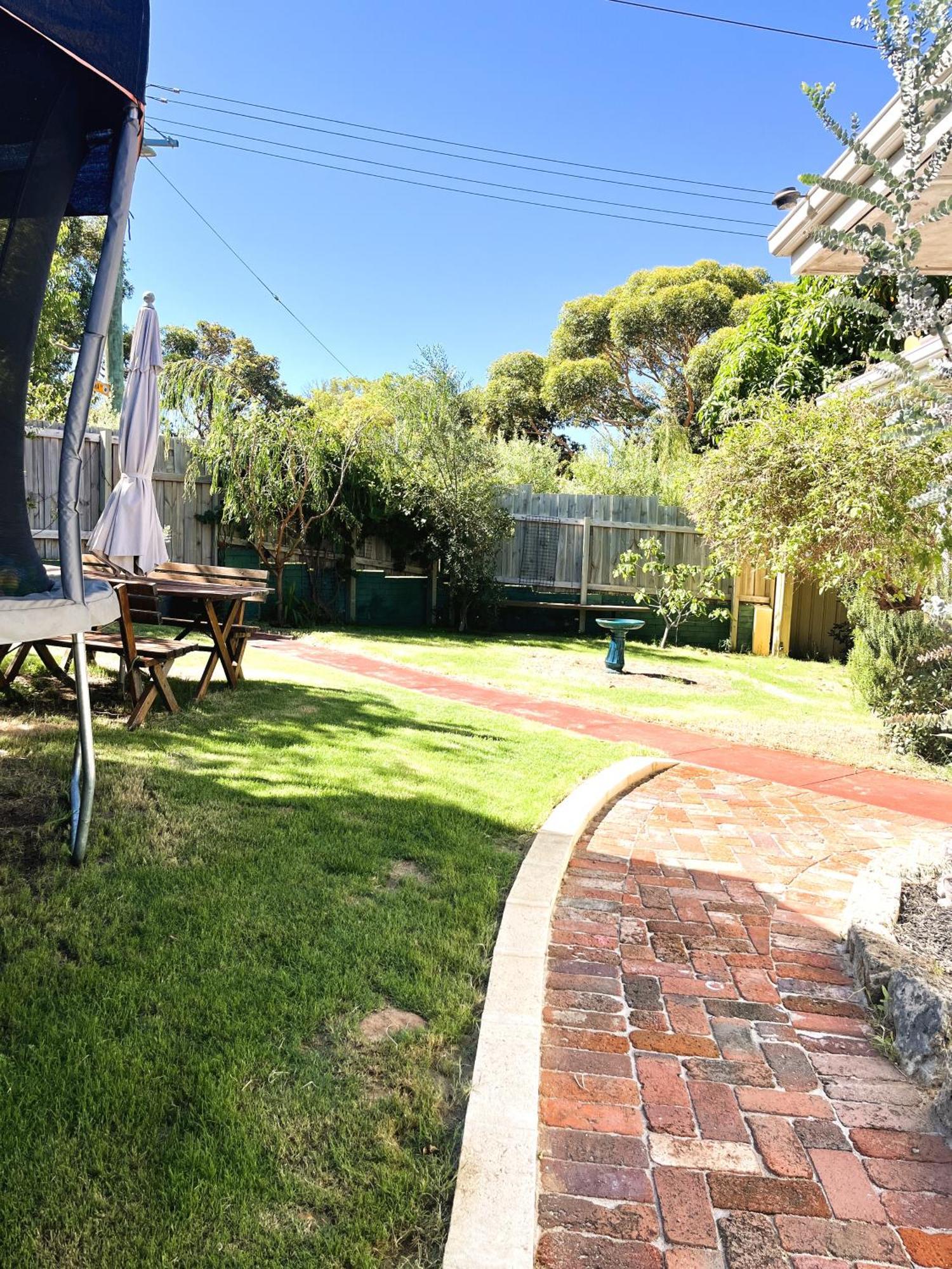 2 Cute Cosy Garden 2brms Holiday home *