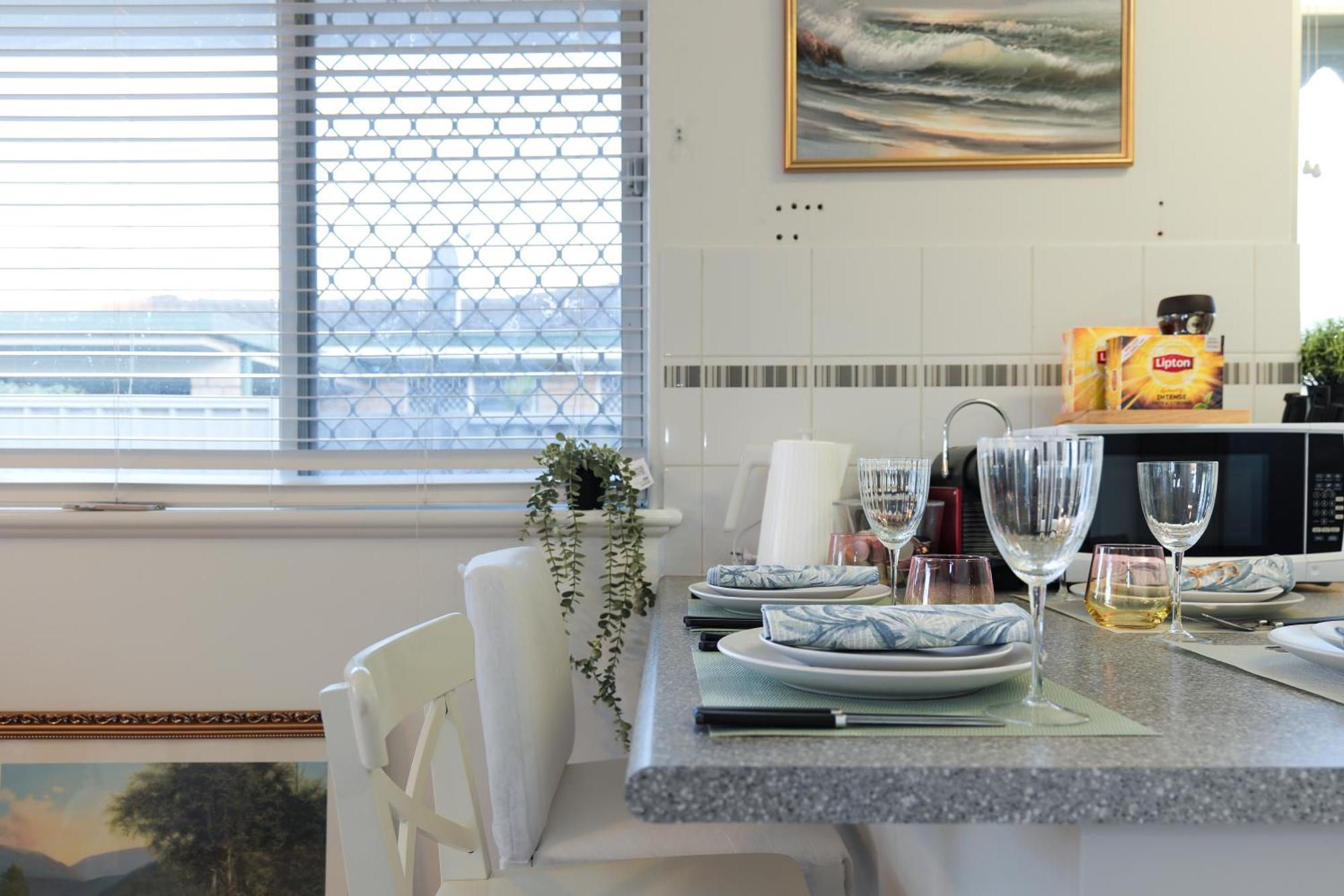 B1 Airport Haven - Free Parking & Modern Serenity Holiday home