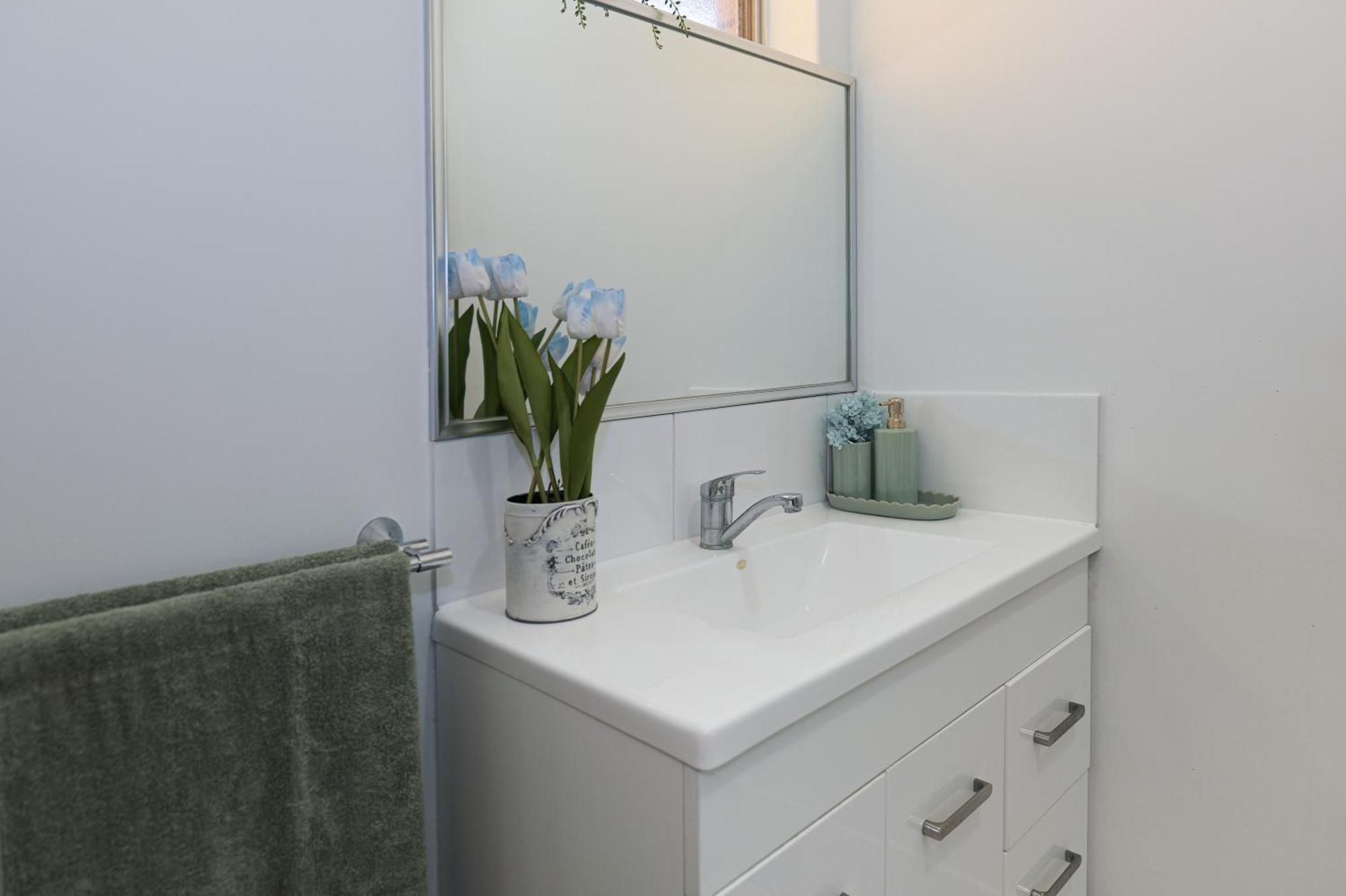 B1 Airport Haven - Free Parking & Modern Serenity Holiday home