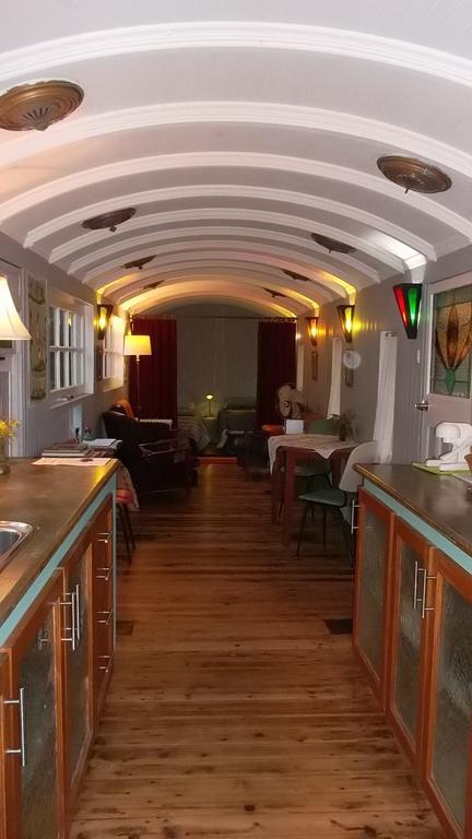 Rusty Hollow Railway Carriage *