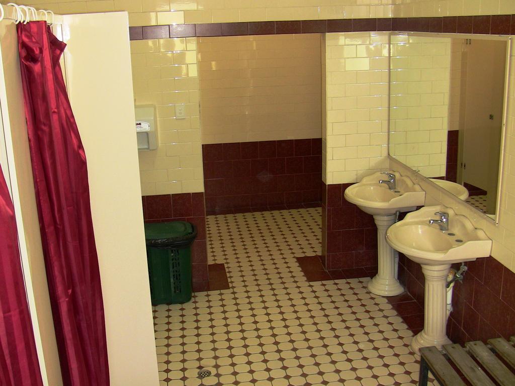 Exclusive Backpackers * Perth